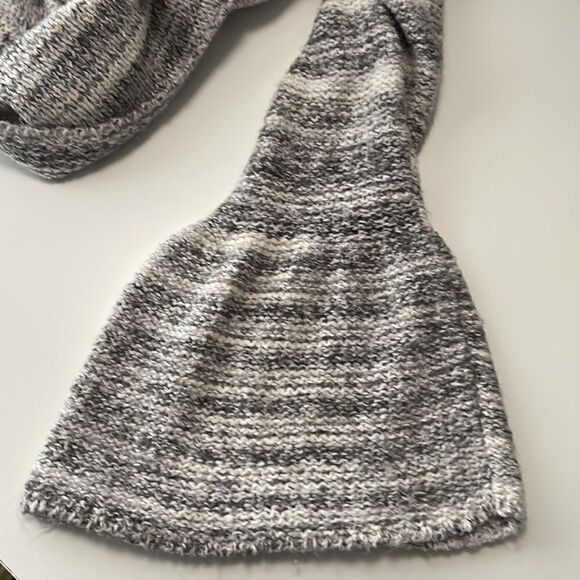 Kenzie sweater with flare cuffs. Size Medium. - Picture 7 of 7